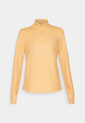 Svetlo oranžna majica z dolgimi rokavi in pol-zadrgo. Ima gladko teksturo in majhen logotip na levem prsnem delu. Preprost dizajn.