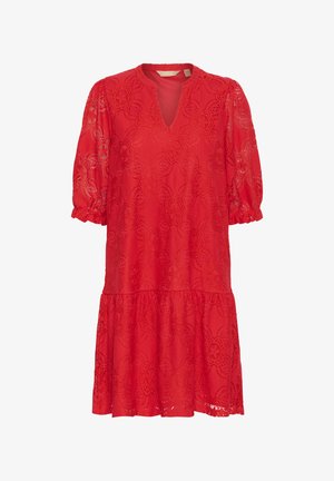 Punainen pitsimekko, jossa on V-pääntie, lyhyet puffihihat ja kerroksellinen helmavarsi. Mekossa on kukkakuvioita ja teksturoitu pinta.