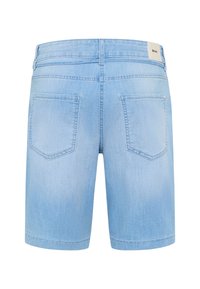 Shorts en denim bleu clair avec une texture lisse, comportant deux poches arrière et un ourlet cousu. Étiquette "Brox" située à la taille.