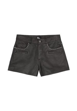 Zwarte leren shorts met een recht model, voorzakken en zilveren studs langs de zaknaden. Glad textuur, minimale details.