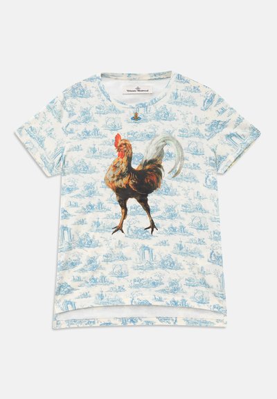 Korte mouw t-shirt met een grote bruine haan graphic gecentreerd op een lichtblauwe, decoratieve landschapsachtergrond.
