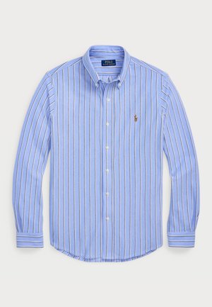 Chemise bleu clair à boutons avec des rayures verticales blanches et bleu marine, manches longues et petit logo brodé sur la poitrine.