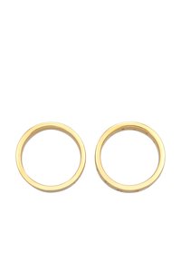 Coppia di anelli d'oro lisci con una finitura lucida e una forma circolare, che riflettono la luce con una superficie brillante.