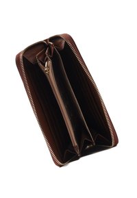 Brązowy skórzany portfel ze złotym zamkiem błyskawicznym, z wieloma przegródkami i gładkim wnętrzem. Kompaktowy design, bez widocznych wzorów.