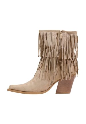 Bottine beige en daim avec talon en bois empilé, fermeture éclair latérale, bout pointu et deux couches de longues franges autour du haut.