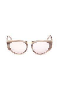 Gafas de sol estilo cat-eye con un marco translúcido marrón degradado y lentes de color rosa claro, con un acento dorado en el puente.