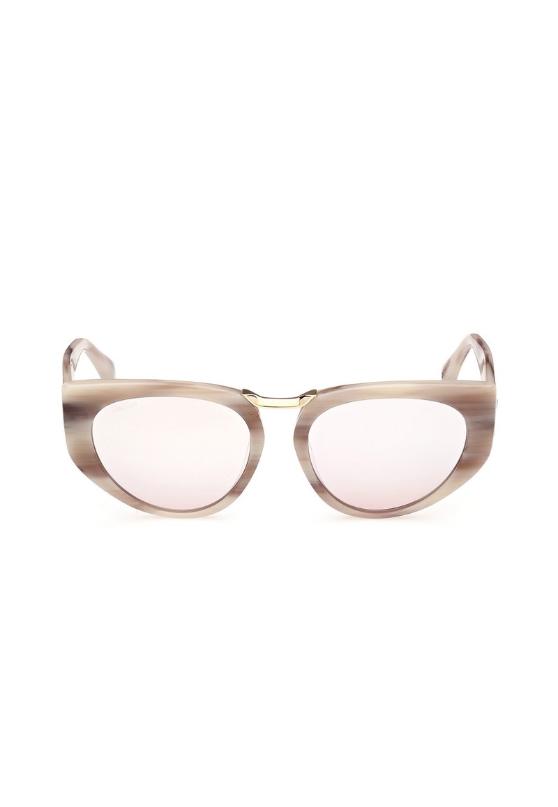 Gafas de sol estilo cat-eye con un marco translúcido marrón degradado y lentes de color rosa claro, con un acento dorado en el puente.