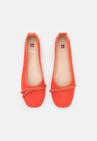 Červené semišové baletní byty se zakulacenou špičkou, s mašlí vpředu a hladkou béžovou stélkou.