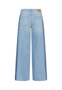 Svetlomodré džínsy so širokými nohavicami s tmavomodrými bočnými panelmi, dvoma zadnými vreckami, pútkami na opasok a hnedou koženou značkovou nášivkou na páse.