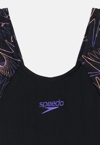 Fekete fürdőruha lila Speedo logóval, színes absztrakt mintával a pántokon. Simább textúrájú, sportos kivágású és visszafogott nyakkivágású.