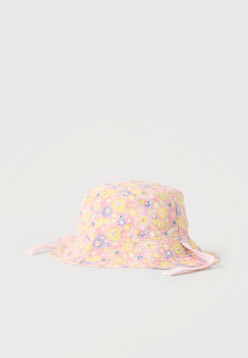 Sombrero de cubo rosa con patrones florales en amarillo y azul, y lazos ajustables en los costados sobre un fondo claro y liso.
