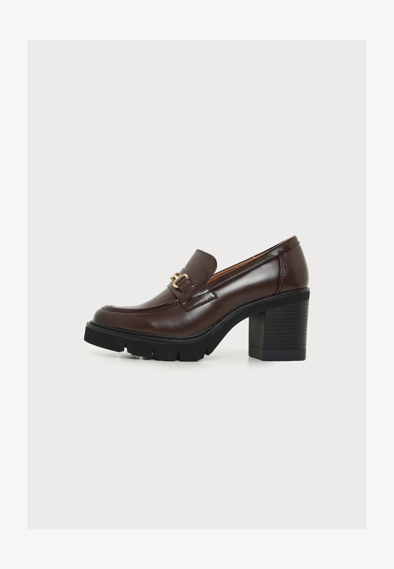Mocassin en cuir marron foncé avec talon bloc noir épais et boucle décorative dorée sur le côté, sur fond clair uni.