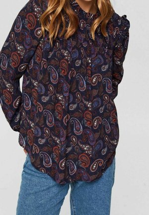 Navyblauwe blouse met een paisleypatroon in rood, wit en blauwe tinten, met een geplooid decolleté en lange mouwen.
