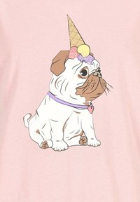 Illustration eines weißen Mops, der einen Eistüten-Hut trägt, mit einem lila Halsband und einem Herzanhänger, auf einem hellrosa Hintergrund.