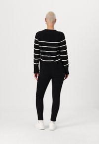 Vero Moda Petite VMFLAWLESS O NECK - Džemperis - black/birch