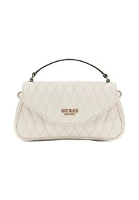 Borsa Guess in pelle bianca trapuntata con manico superiore e logo dorato sulla patta frontale, su sfondo bianco.