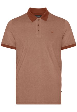 Braunes Poloshirt aus strukturiertem Stoff mit kontrastierendem dunkelbraunem Kragen, Drei-Knopf-Leiste und einem gestickten Logo auf der Brust.