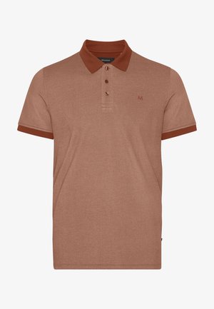 Brun polo-shirt lavet af tekstureret stof med en kontrasterende mørkebrun krave, plade med tre knapper og et broderet logo på brystet.