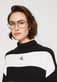 Calvin Klein Jeans LABEL CHUNKY SWEATER - Svetrík - black/bright white