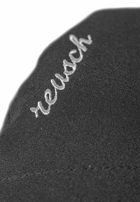 Schwarze Stoffmütze mit der gestickten Markenbezeichnung "reusch" in silbernem Faden, mit glatter Textur und dezenten Nahtdetails.