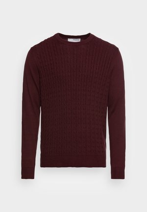 Burgunderfarbener Strickpullover mit Zopfmuster, Rundhalsausschnitt und langen Ärmeln mit gerippten Bündchen und Saum. Weiche Textur und lässiges Design.