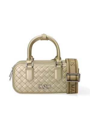 Petit sac à main rectangulaire beige matelassé avec doubles poignées, logo métallique sur le devant et large bandoulière en tissu réglable.