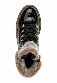 Fekete lakkbőr csizma műszőrme béléssel, arany díszítéssel és fekete fűzővel. Lekerekített orr, texturált talp és steppelt szegéllyel.