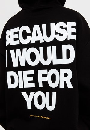 Sweat à capuche noir avec un grand texte blanc au dos indiquant "BECAUSE I WOULD DIE FOR YOU" et un petit "MULTIPLY APPAREL" jaune en dessous.