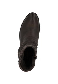Botín de cuero marrón con punta afilada, diseño holgado, cremallera lateral y costuras en contraste a lo largo de las costuras. Forro interior suave.