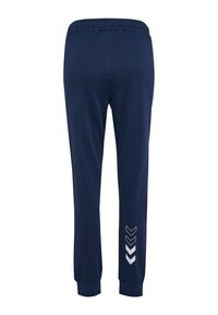 Navy blauwe sweats met een elastische tailleband, tapers naar de enkels, en een wit chevronpatroon op het onderste deel van het linkerpant. Zachte katoenen mix.