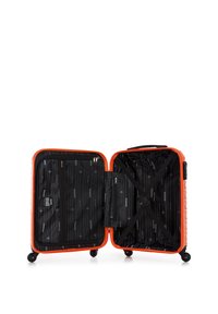 Valise rigide orange avec un extérieur texturé. L'intérieur présente une doublure noire avec des motifs, des poches zippées et des sangles croisées pour un rangement sécurisé.