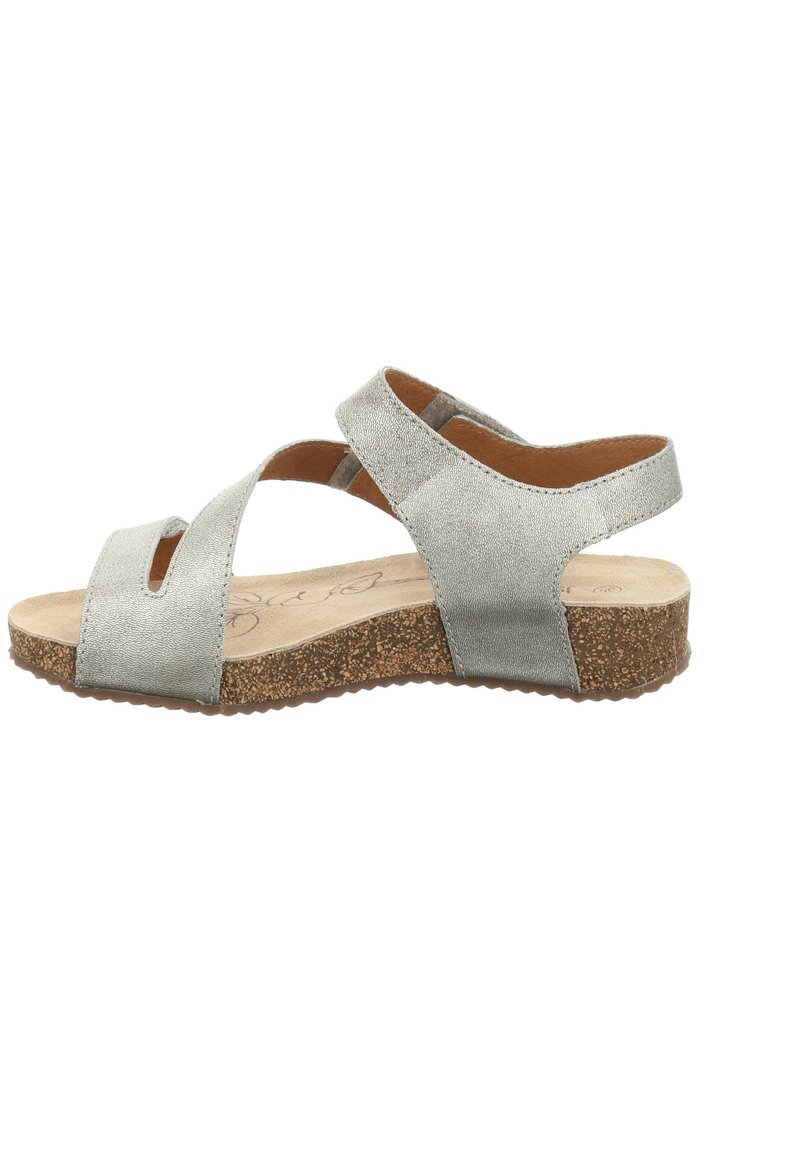 Silberne Leder-Sandalen mit offener Zehenpartie und gekreuzten Riemen. Korksohle sorgt für Textur. Minimalistisches Design mit flachem Profil.