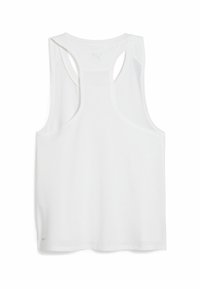 Débardeur de sport sans manches blanc avec un design dos nageur, tissu texturé et un petit logo sur le bord inférieur.