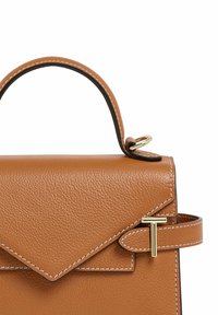 Bolso de cuero marrón con un acabado texturizado, que presenta un cierre de solapa y acentos en hardware dorado. Incluye un asa corta y una correa lateral.