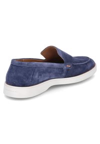 Navyblaue Wildleder-Slippers mit einer weißen Gummisohle, abgerundetem Zehenbereich und minimalen Zierstichen. Naturfarbene Innenauskleidung.