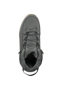 Šedá kotníková bota s měkkým textilním svrškem, kulatou špičkou, systémem šněrování, měkkou vnitřní podšívkou a zadním poutkem. Gumová podešev.