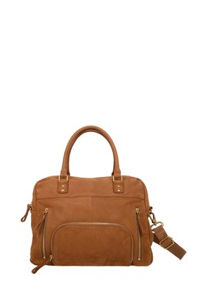 Torba od prevrnute kože boje breskve s dva ručka, dva prednja džepa s patentnim zatvaračem i odvojivim remenom. Krasi je hardver u zlatnoj boji i meka tekstura.