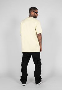 MJ Gonzales METAMORPHOSE V 6 X HEAVY TEE - T-shirts print - softyellow