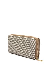 Sivá peňaženka s textúrovaným trojuholníkovým vzorom, so zipsovým uzáverom a tan akcentmi. Má zlaté kovanie a je v obdlžníkovom tvare.