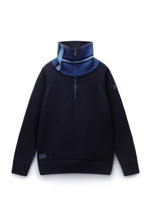 Maglione lavorato a maglia blu navy con colletto alto caratterizzato da strisce in gradiente blu e chiusura con mezza zip. Dettagli con orlo e polsini a coste.