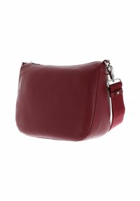Rote Ledertasche für die Schulter mit strukturiertem Finish, geschwungener Form, verstellbarem Stoffriemen und Reißverschluss. Mit Hardware in Silberfarbe.