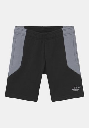 Pantalones cortos negros con paneles laterales grises, confeccionados con tela suave. Presentan una cintura elástica y un logo bordado en el dobladillo inferior.