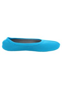 Blaue Mesh-Ballettschuhe mit runder Zehenpartie, die eine weiche, atmungsaktive Textur und eine schlanke, flexible Sohle für Komfort bieten.