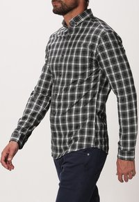 Svart- och vitrutigt skjorta med knapp, krage och långa ärmar, som har en smal passform och texturerat bomullstyg.