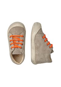 Šedé semišové tenisky s oranžovými tkaničkami, okrouhlou špičkou, texturovanou gumovou podrážkou a prošívanými detaily, zobrazené z horního a bočního úhlu.