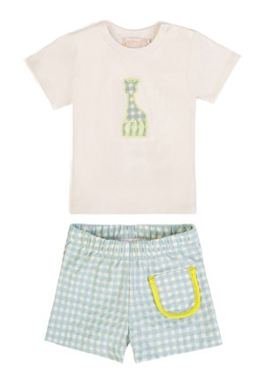 Maglietta crema a maniche corte per toddler con applicazione di giraffa blu a quadretti vichy, abbinata a pantaloncini a quadretti bianchi e blu con tasca rifinita gialla.