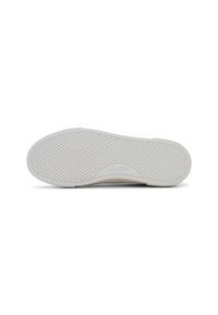 Semelle de chaussure en caoutchouc blanc avec un motif de grip texturé composé de petits triangles et de bords arrondis. Présente le logo "ALDO" embossé sur la surface.
