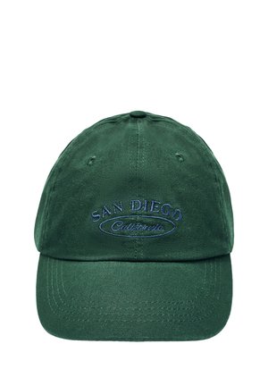 Ciemnozielona czapka bejsbolowa z wyhaftowanym niebieskim napisem "SAN DIEGO California" na środku przodu.