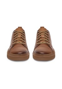 Zapatillas de cuero marrón con un acabado suave, punta redonda y cordones beige en contraste. Suela de goma texturizada gruesa para mayor agarre.