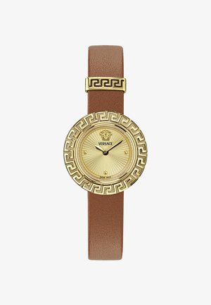 Goldfarbene Armbanduhr mit rundem Ziffernblatt, das ein strukturiertes goldenes Ziffernblatt und ein braunes Lederarmband aufweist. Dekorativer griechischer Schlüssel-Muster auf der Lünette.